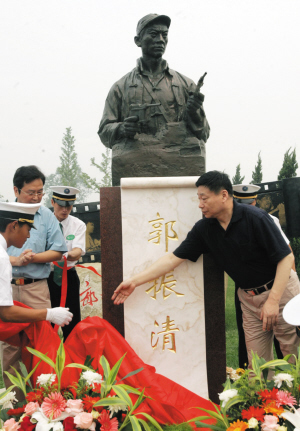 郭振清的亲属,生前好友和12日在天津永安公墓为郭老举行铜像揭幕仪式
