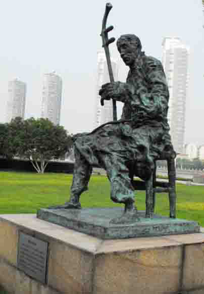 二胡名家--阿炳雕塑